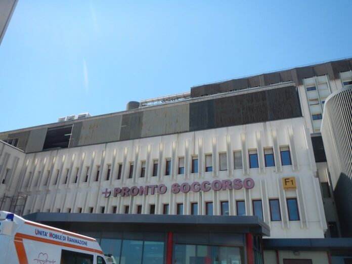 CATANIA: OSPEDALE CANNIZZARO, PRONTO SOCCORSO, FOTO ESTERNI CON INSEGNA E AMBULANZA