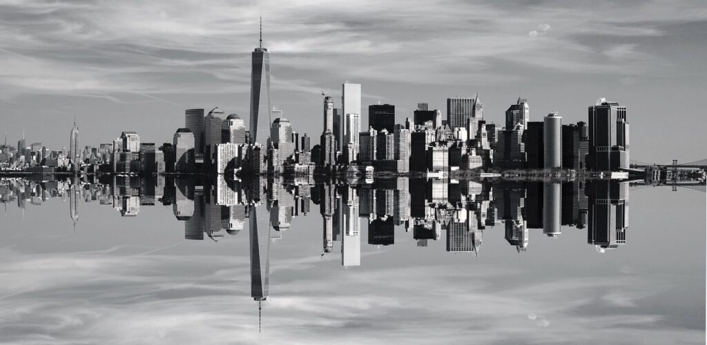 Lo skyline di Manhattan, New York, riflesso sull’acqua