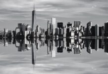 Da Agrigento a New York: Timeline Magazine, la rivista di GAP MOVIE, sbarca alla Windup Watch Fair Lo skyline di Manhattan, New York, riflesso sull’acqua