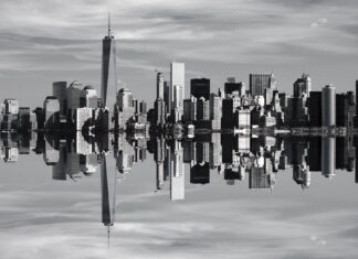 Da Agrigento a New York: Timeline Magazine, la rivista di GAP MOVIE, sbarca alla Windup Watch Fair Lo skyline di Manhattan, New York, riflesso sull’acqua