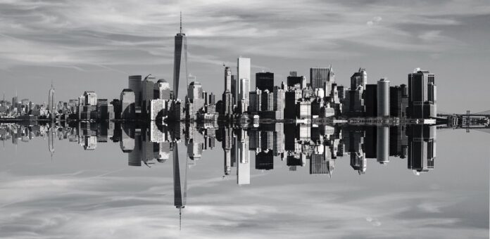 Skyline di New York Lo skyline di Manhattan, New York, riflesso sull’acqua